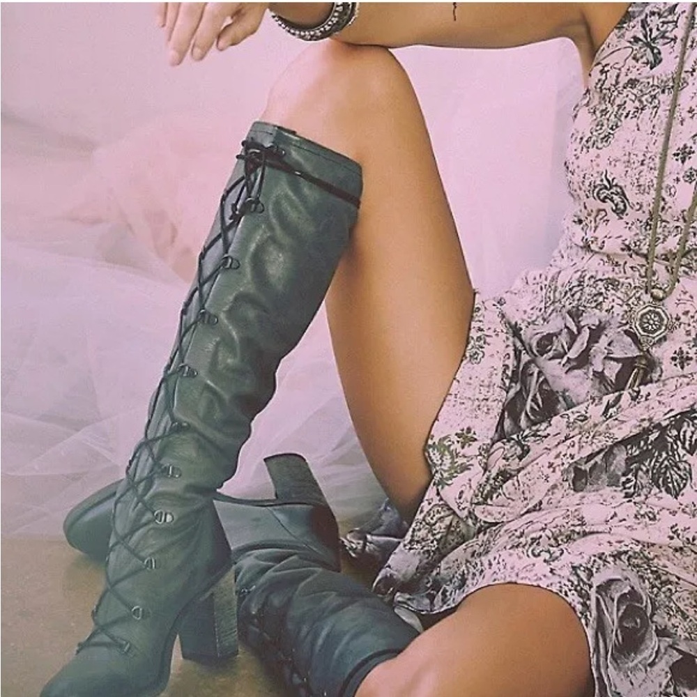 FREE PEOPLE Gray Memphis Lace Up Knee‎ High Tall Boots size 41 10 Leather Heels